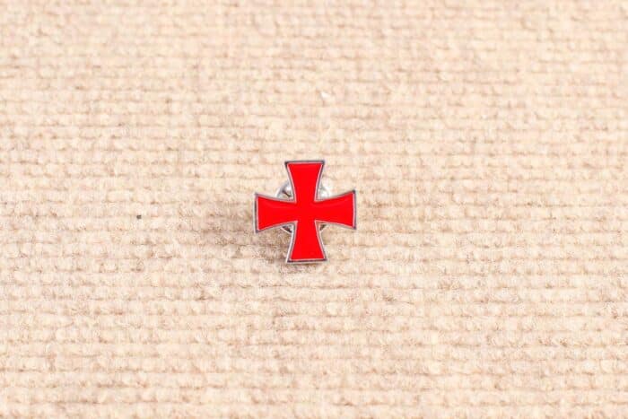 pin-cruz-malta-roja-1