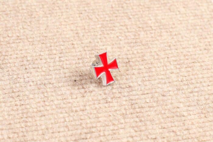 pin-cruz-malta-roja-3