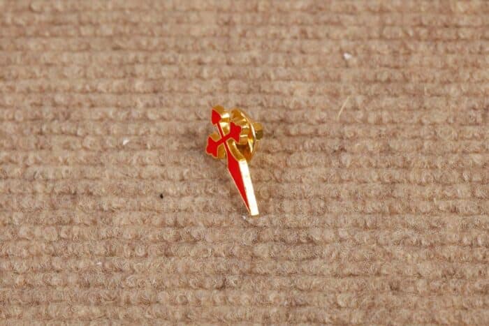 pin-cruz-santiago-roja-2