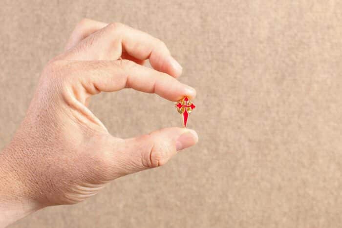 pin-cruz-santiago-roja-4