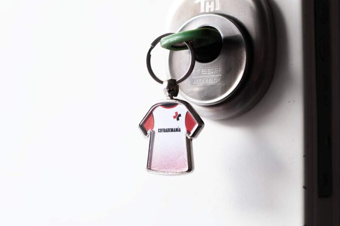 llavero de camiseta cofrademania